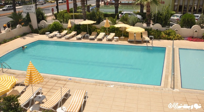 استخر روباز هتل کورنر پارک